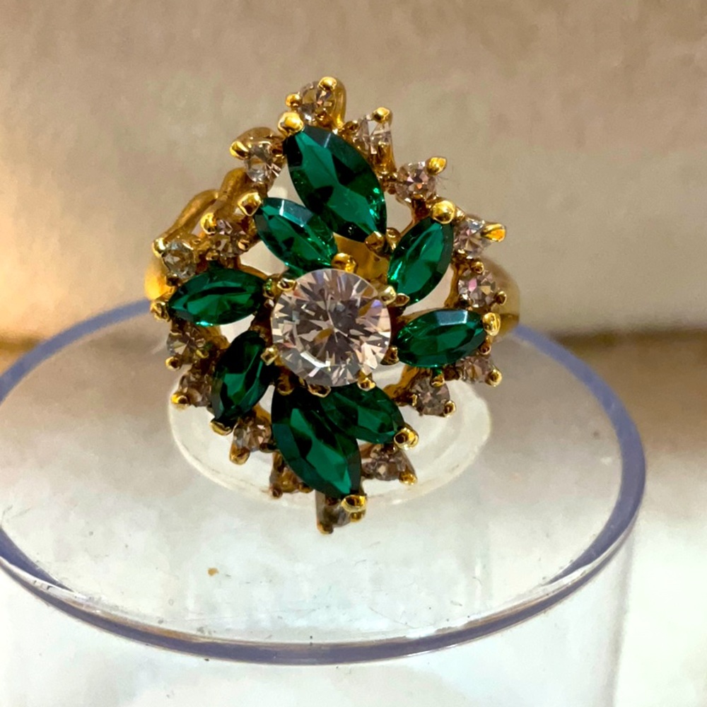 Elegant Gold Ring with Emerald Green and Clear Stones